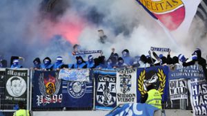 KSC-Fans zünden bei einem Spiel in Stuttgart Pyrotechnik ab. Foto: Pressefoto Baumann/Julia Rahn