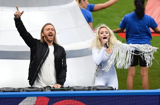 Aufdringlich und prollig: der Ganzkörper-Anzug der Sängerin Zara Larsson (rechts neben DJ David Guetta) war nicht das passende Outfit für einen Auftritt vor Millionenpublikum im Stade de France. Foto: AFP