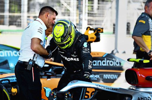 Lewis Hamilton kletterte unter Schmerzen aus dem Cockpit seines Mercedes – er hatte in Baku Platz vier belegt. Foto: IMAGO/ /Simon Galloway