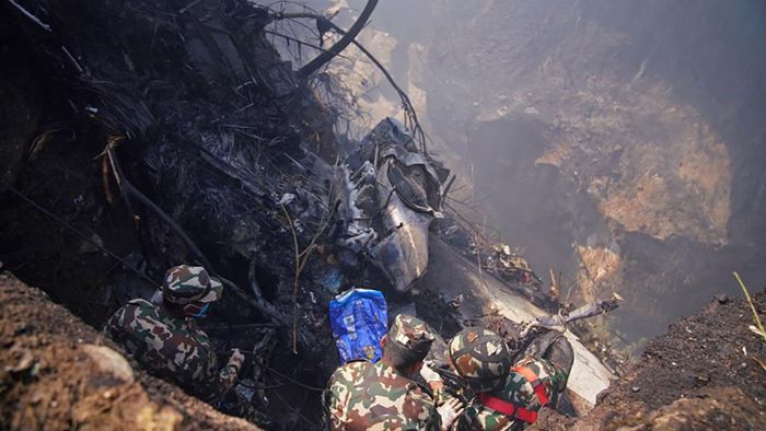 Flugzeug abgestürzt - fast alle Insassen tot gefunden