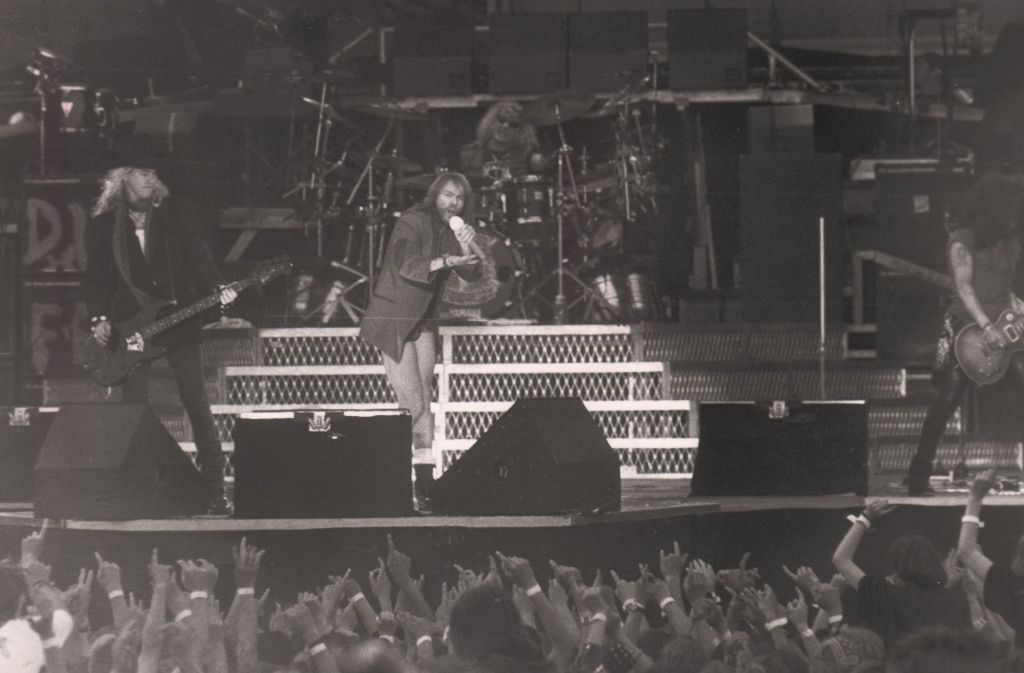 1992: ...spielten Guns n Roses das erste Konzert, das überhaupt auf dem Wasen statt fand – vor 65000 Besuchern.