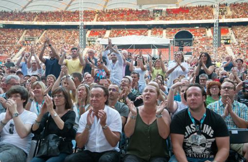 Begeisterte Fans bei Phil Collins in der Mercedes-Benz-Arena. Foto: Oliver Willikonsky