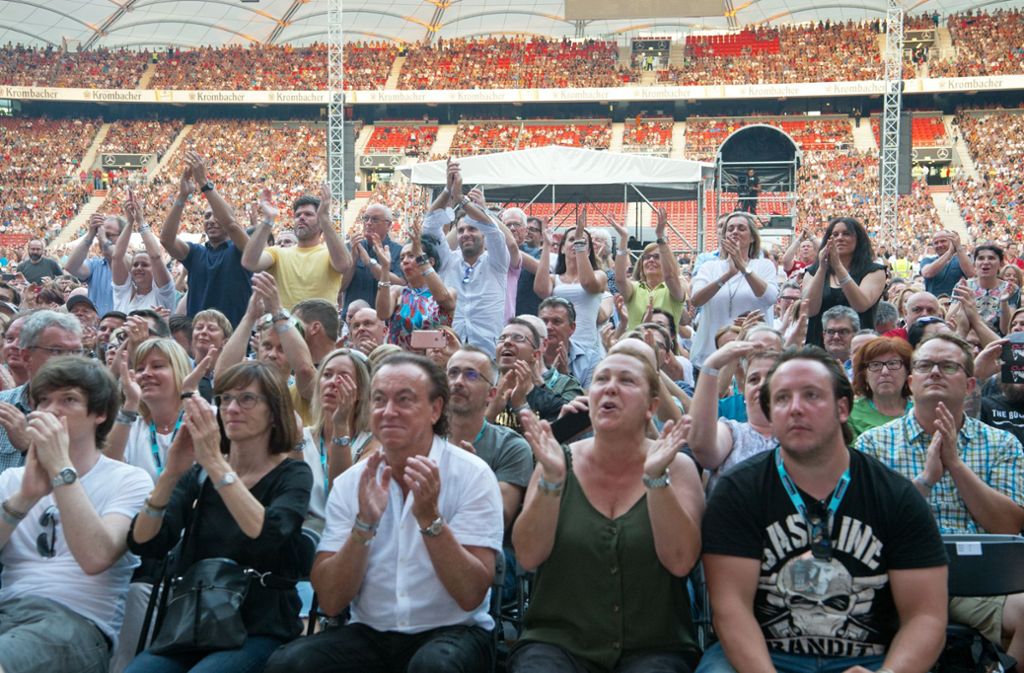 Begeisterte Fans bei Phil Collins in der Mercedes-Benz-Arena.