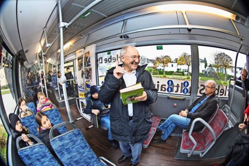Für die Stauferparkschüler liest Peter Hofelich  im Bus Tiergeschichten vor Foto: /Horst Rudel