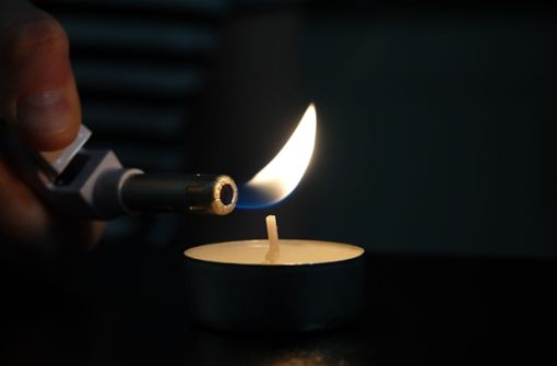Wer Licht brauchte, musste kurzzeitig beispielsweise auf Kerzen zurückgreifen. Foto: dpa/Jessica Lichetzki