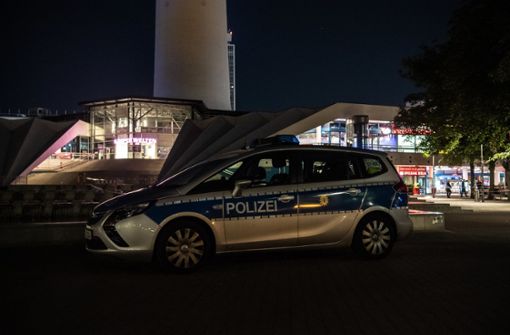 Die Polizei ermittelt nach dem Streit auf dem Alexanderplatz. Foto: dpa/Paul Zinken