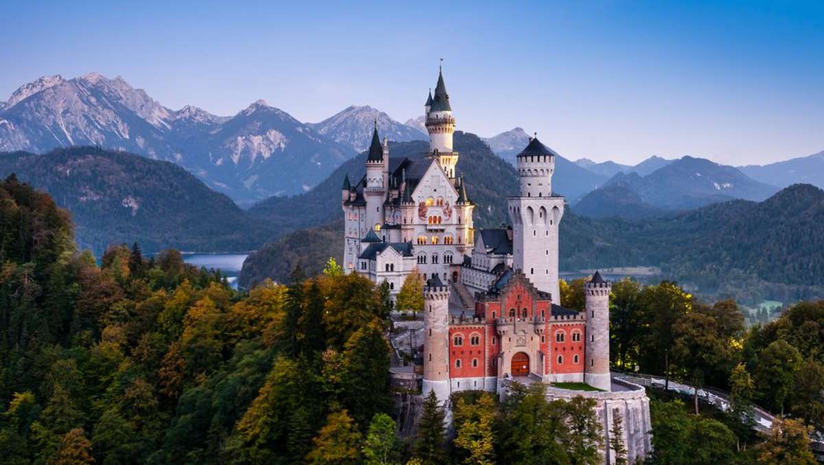 Schloss Neuschwanstein in Bayern ist eines der berühmtesten Schlösser Deutschlands.
