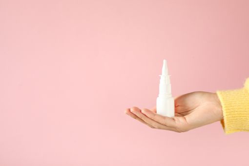 Sollte man abgelaufenes Nasenspray entsorgen? Foto: Creative Space Studio / shutterstock.com