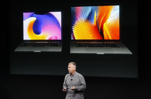 Der Preise für die neuen MacBook-Pro-Modelle, die der Apple Senior-Vizepräsident am Donnerstagabend in Cupertino vorgestellt hat, stoßen im Netz auf Spott und Unverständnis. Foto: Getty
