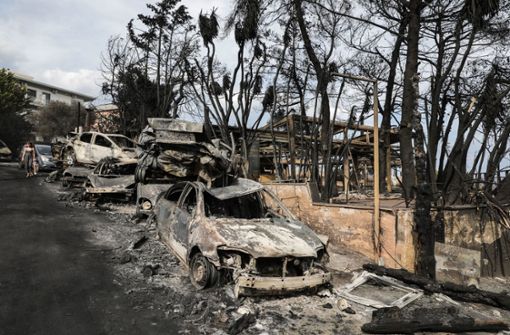 Verbrannte Fahrzeuge stehen am Straßenrand östlich von Athen – der Feuer hat vieles zerstört. Foto: XinHua