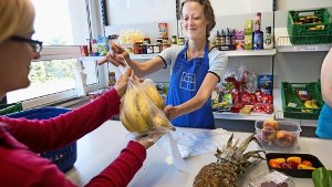 Mitarbeiterin Rusita Suilpaite verkauft Bananen in der Fildertafel in Filderstadt Foto: Lichtgut/Ines Rudel