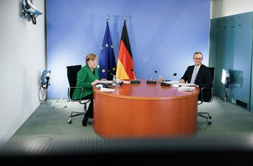 Angela Merkel ringt mit den Ministerpräsidenten um Wege aus der Corona-Krise. Foto: dpa/Jesco Denzel