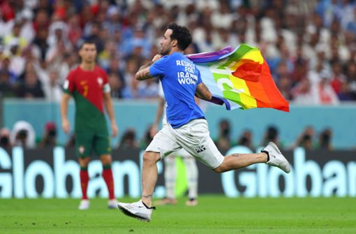 Beim WM-Spiel in Katar zwischen Portugal und Uruguay stürmte ein Mann  mit einer Regenbogenfahne den Platz. Foto: dpa/Tom Weller