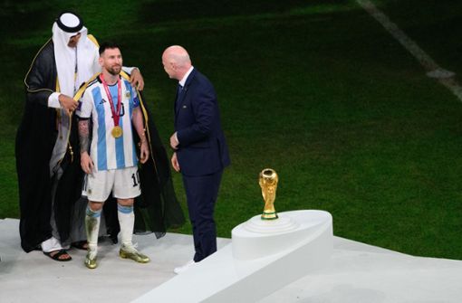 DohaDass Argentiniens Kapitän Lionel Messi bei der Siegerehrung nach dem WM-Finale ein traditionelles Gewand der arabischen Welt trug, löste bei vielen Betrachtern Unverständnis aus. Foto: dpa/Robert Michael