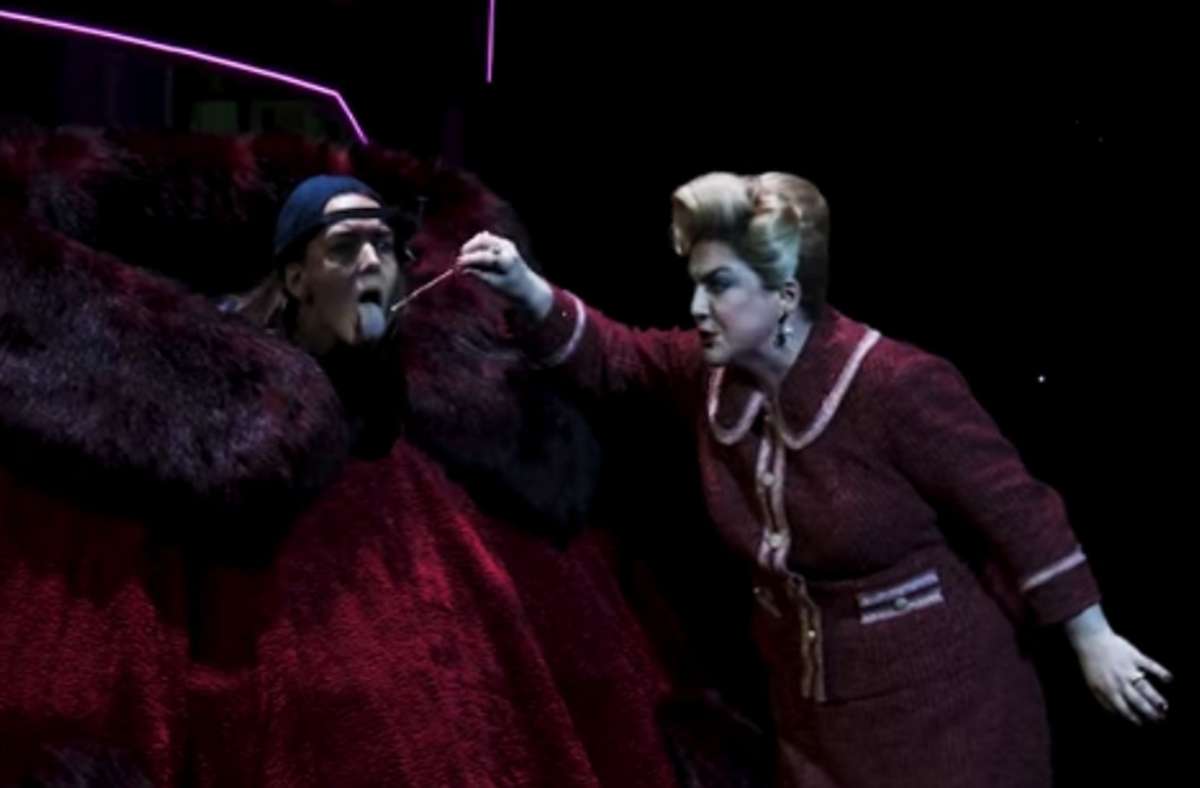 Rosie Aldridge als Hexe (rechts), Ida Ränzlöv als Hänsel Foto: Staatsoper, Youtube/Screenshot