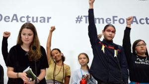 Die Schwedin Greta Thunberg (3. v. re.) und die Deutsche  Luisa Neubauer (links) mit anderen jungen Aktivisten auf der UN-Klimakonferenz in Madrid Foto: AFP/Cristina Quicler