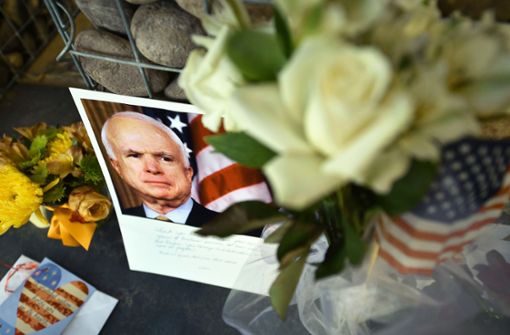 Gedenken vor dem früheren Büro von John McCain in Phoenix (Arizona) Foto: AFP