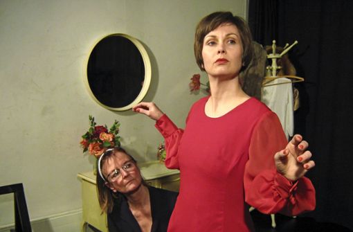 Morgane Poedras  spielt in dem Genet-Stück „Die Zofen“ Foto: Helen Pavel
