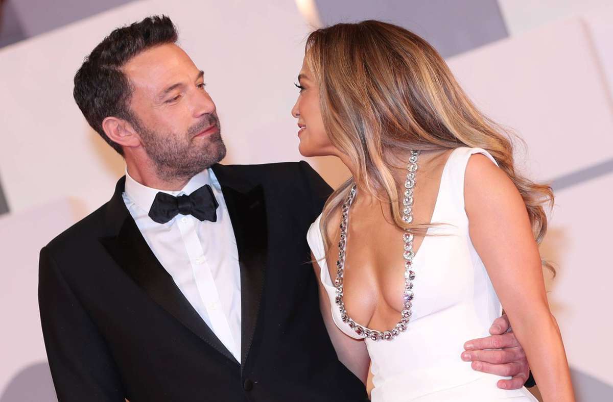 Musikerin Jennifer Lopez und Oscarpreisträger Ben Affleck sind am Freitagabend gemeinsam und sichtbar verliebt über den roten Teppich beim Filmfest Venedig gelaufen.
