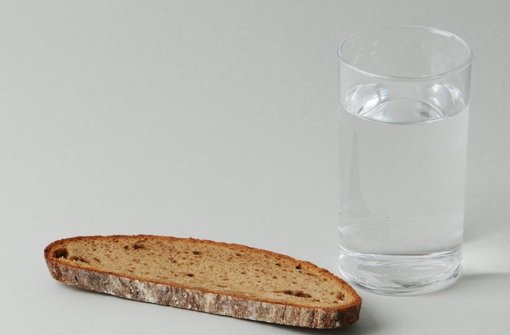 Weniger ist mehr: Wasser und Brot statt Schokolade, Wein und Leckereien. Foto: dpa