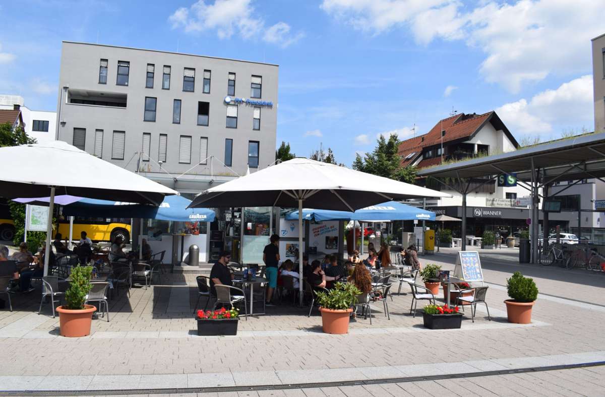 Das Eiscafé Verdi ist nur eins von vielen gastronomischen Angeboten am Bahnhof in Bernhausen. Im Hintergrund die Bäckerei Wanner. Foto: Patrick Steinle