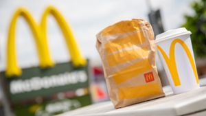 Vergangenes Jahr sind mehr Menschen zu McDonalds, Burger King und Co. gegangen und haben dort mehr Geld ausgegeben. Foto: Christoph Schmidt/dpa