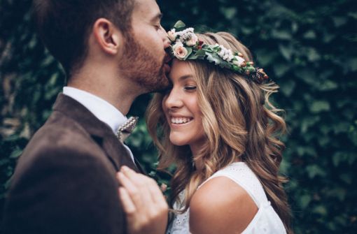 Es muss nicht immer eine kirchliche Hochzeit sein. Foto: Shutterstock/Pavlo Melnyk