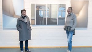 Andrea Eitel (links) zeigt in Herrenberg Menschen  und Architektur (Bildmitte), die von den abstrakten Fotografien Vera Reschkes geradezu kongenial   begleitet   werden. Foto: Stefanie Schlecht