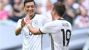 Mesut Özil (links) und Mario Götze stehen in der Kritik, lassen sich davon aber nicht unterkriegen. Foto: dpa