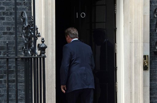 Auf dem Weg zurück in die Downing Street 10 in London: Premierminister David Cameron hat am Montag seinen Rücktritt bekanntgegeben. Als er durch die Tür ging, summte er fröhlich vor sich hin – und wusste wohl nicht, dass das Mikro noch an war. Foto: AFP