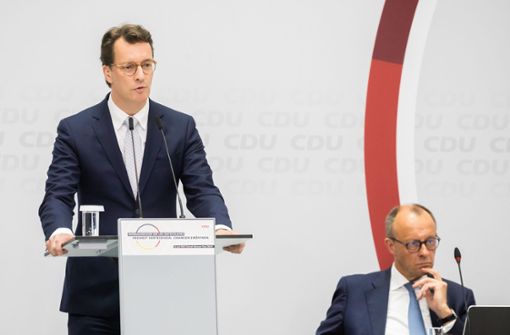 Hendrik Wüst, der NRW-Ministerpräsident, redet auf dem Kleinen Parteitag der CDU – und Parteichef Friedrich Merz ist nicht amüsiert. Foto: dpa/Christoph Soeder