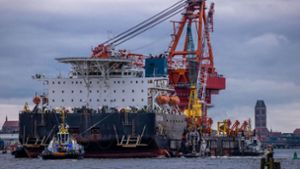 Schlepper ziehen das russische Rohr-Verlegeschiff „Fortuna“ aus dem Hafen auf die Ostsee. Dort wird es für den Bau der Gaspipeline eingesetzt.  (Archivbild) Foto: dpa/Jens Büttner