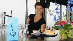 Rebecca Scheurle lieb ihren Job hoch oben im „Oben“, dem Café im Fernsehturm. Foto: Barnerßoi