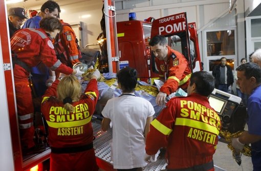 Rettungskräfte transportieren die Verletzten in Krankenhäuser. Foto:  