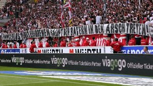 Nach einer enttäuschenden Bundesligasaison sehen die Fans des VfB Stuttgart dem DFB-Pokalfinale am 1. Juni positiv entgegen: Chancenlos? Mit erhobenem Haupt den Bayern in den Arsch treten, steht auf einem Banner geschrieben. Foto: Pressefoto Baumann