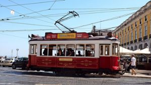 Solche Straßenbahn-Oldtimer sind in den Straßen von Lissabon unterwegs. Auch in Bad Cannstatt wünscht man sich eine  Linie, die Besucher zu den  Kultur- und Freizeitattraktionen bringt. Foto: Iris Frey