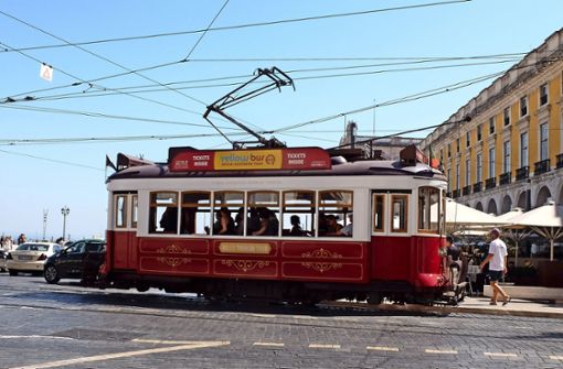 Solche Straßenbahn-Oldtimer sind in den Straßen von Lissabon unterwegs. Auch in Bad Cannstatt wünscht man sich eine  Linie, die Besucher zu den  Kultur- und Freizeitattraktionen bringt. Foto: Iris Frey