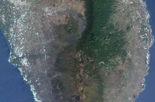 In der Mitte des Satellitenbildes befindet sich der Vulkan Cumbre Vieja auf der kanarischen Insel La Palma. Foto: dpa/Uncredited
