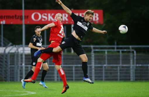 Marc Stein (re.) rettet dem VfB II mit seinem Kopfballtor ein 2:2 gegen den starken FSV 08 Bissingen – der Routinier kommt derzeit auf der Sechser-Position zum Einsatz. Foto: Baumann