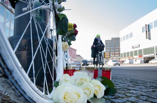75 Radfahrer kamen 2022 bei Verkehrsunfällen ums Leben (Symbolbild). Foto: dpa/Paul Zinken