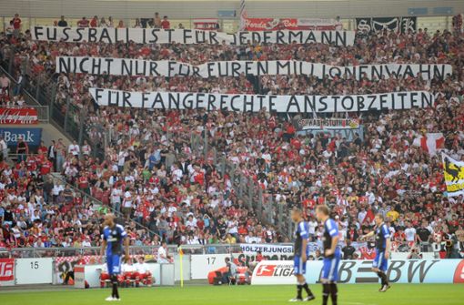 Schon 2009 protestierten die Fans – wie hier in Stuttgart – gegen die Anstoßzeiten in der Bundesliga. Foto: dpa