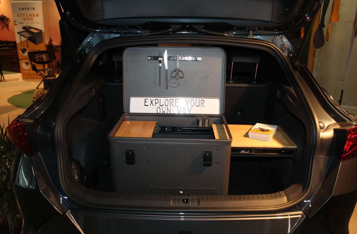 Der Hersteller Layzee präsentiert auf der Reisemesse CMT eine mobile Küchenbox. Die Kiste passt in (fast) jedes Fahrzeug. Der seitliche Auszug eignet sich als Abstellfläche für den optional erhältlichen Gaskocher, der in einem Staufach mit Klappe einen sicheren Platz findet.