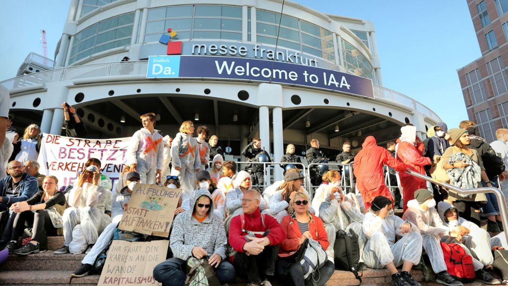 Automesse in Frankfurt: Klimaschützer blockieren Eingänge zur IAA