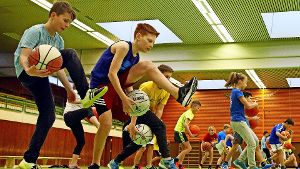 Körper- und Ballbeherrschung sind genauso trainiert worden... ... wie das Dribbeln entlang einer Linie. Foto: avanti