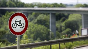 Ein Ärgernis weniger für die Radfahrer: Das Schild kommt weg, dafür wird auf der Körschtalbrücke ein Radweg gebaut. Foto: Horst Rudel