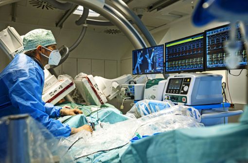 Kardiologen wie Gunter Kerst versuchen die Herzmuskelzellen, die  den unregelmäßigen Herzschlag auslösen,  mittels eines Katheters punktgenau zu veröden Foto: Klinikum Stuttgart/Tobias Grosser