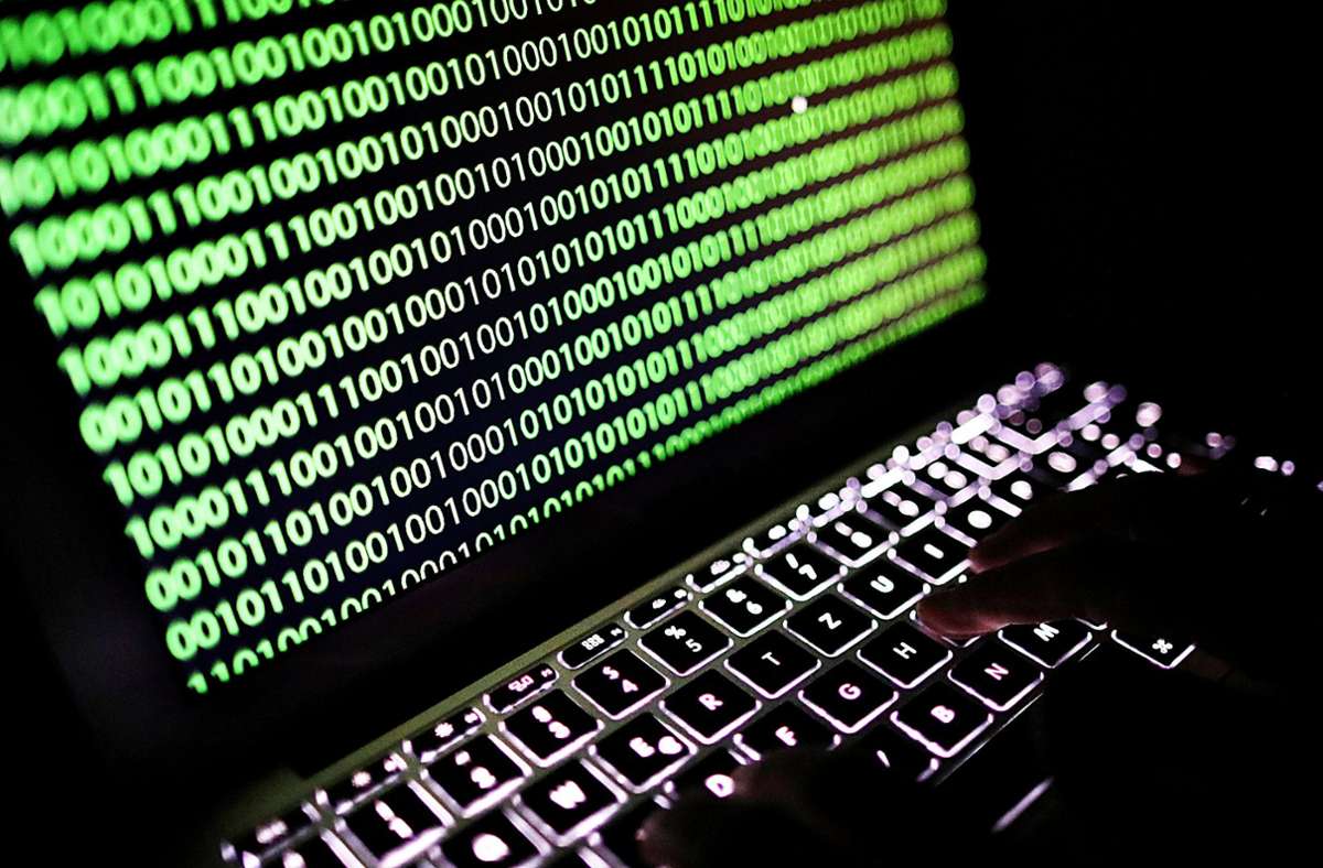Auf dem Bildschirm eines Laptops leuchtet ein Binärcode. Innenminister Thomas Strobl (CDU) will mit einer neu zu schaffenden Cybersicherheitsagentur Hackern zu Leibe rücken. Foto: dpa/Oliver Berg