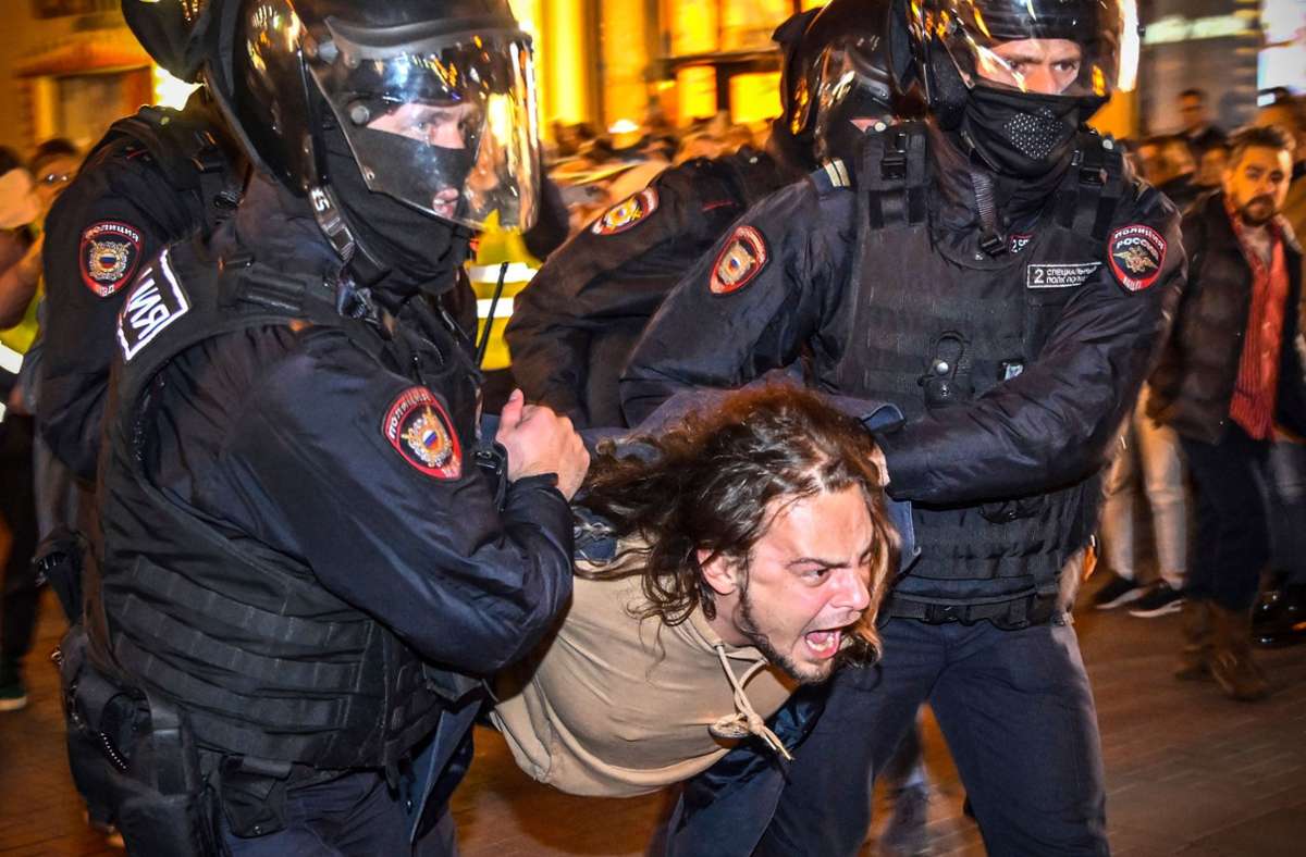 In Russland demonstrierten die Menschen gegen die Teilmobilmachung. Die Proteste wurden mit Gewalt niedergeschlagen. Auch die EU hat auf die Ankündigung reagiert und verschärft die Sanktionen. Foto: AFP/ALEXANDER NEMENOV