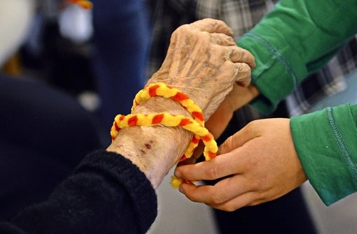 Die Kinder und Jugendlichen der muslimischen Gemeinde wollen Senioren und Obdachlosen eine Freude machen. Foto: dpa