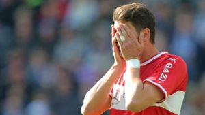 Mario Gomez kann’s kaum noch mit ansehen: Der VfB Stuttgart hat in Berlin mal wieder enttäuscht. Foto: Baumann